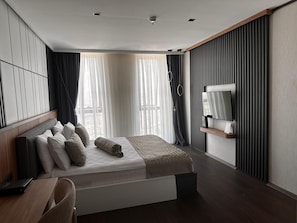 Deluxe Süit, Şehir Manzaralı | Minibar, odada kasa, masa, ses yalıtımı