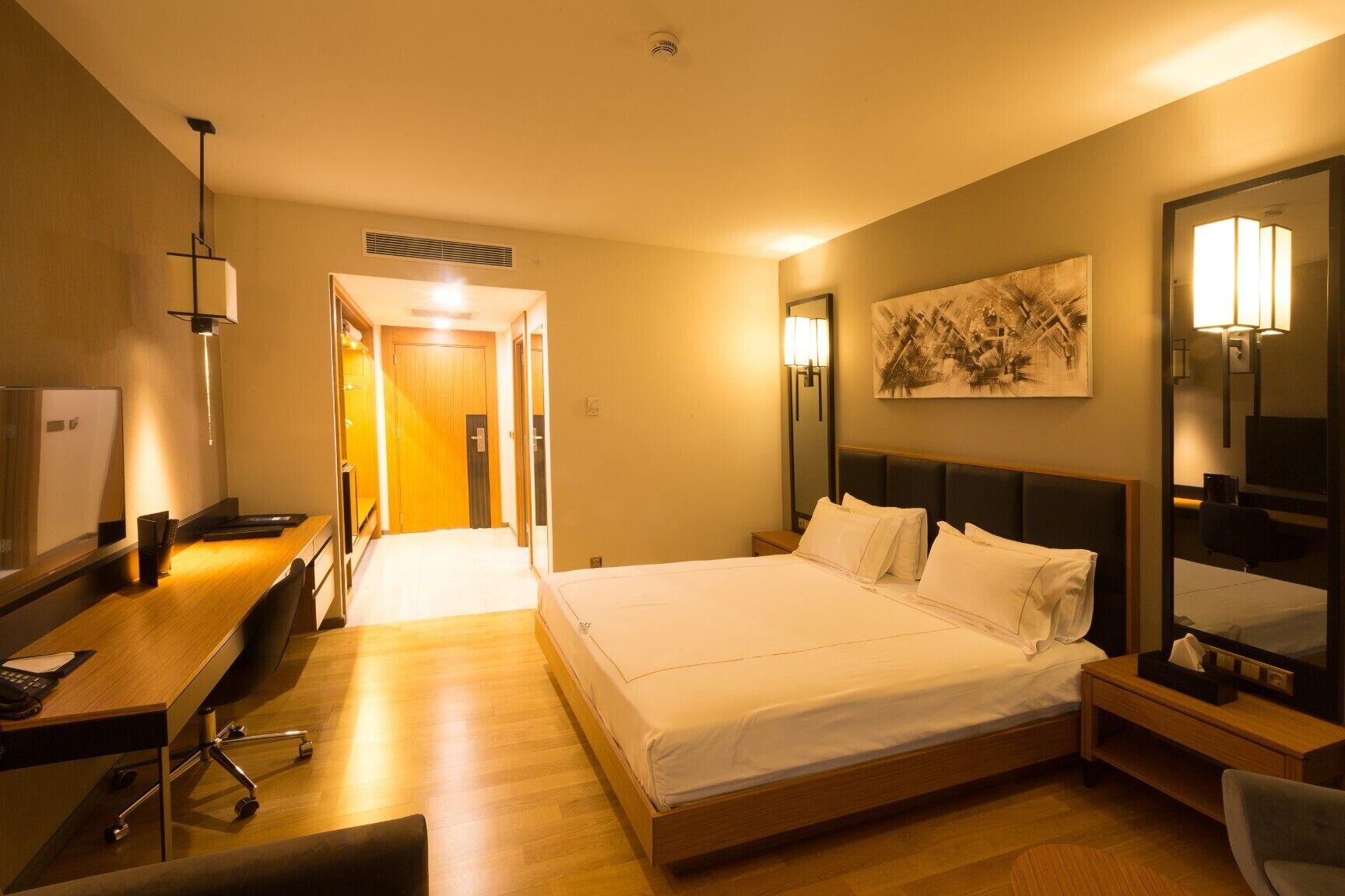 Suite Deluxe, vue sur la ville | Minibar, coffre-fort, bureau, système d’insonorisation