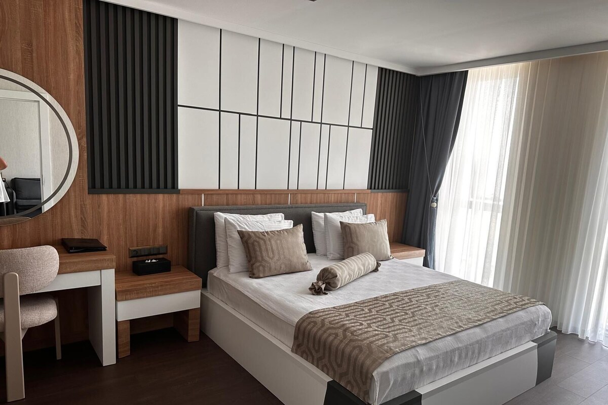 Deluxe suite, uitzicht op de stad | Een minibar, een kluis op de kamer, een bureau, geluiddichte muren