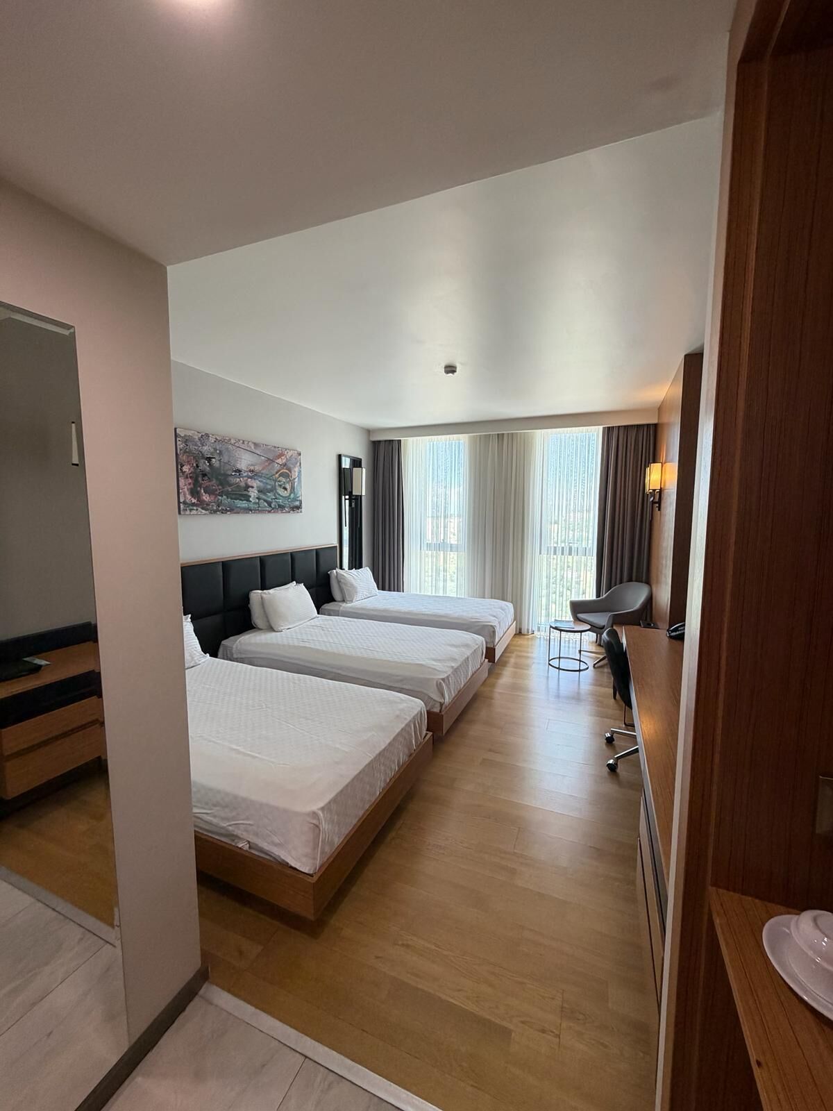 Chambre triple Confort, vue sur la ville | Salle de bain | Douche, articles de toilette (gratuits), séchoir à cheveux, bidet