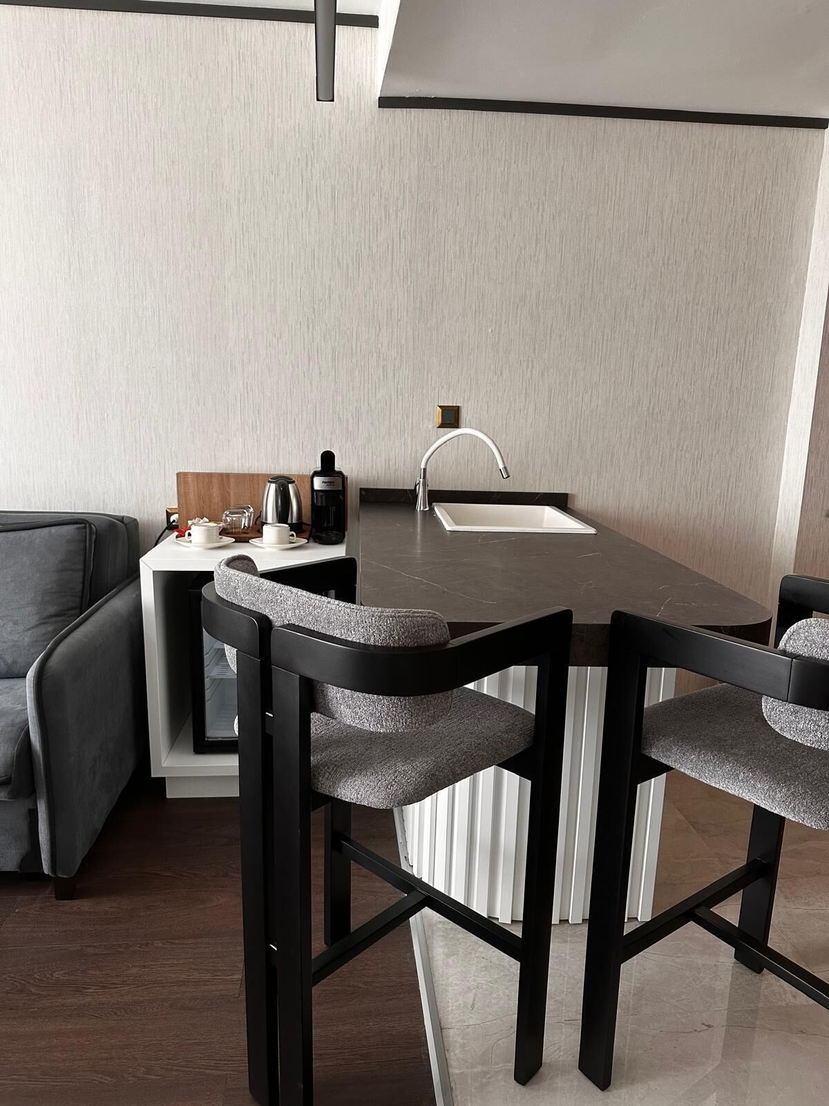 Suite Deluxe, vista a la ciudad | Cocina privada | Frigobar, cafetera y tetera, tetera eléctrica y periquera 