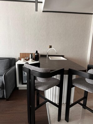 Deluxe Suite, City View | Private kitchen | Mini-fridge, coffee/tea maker, electric kettle, highchair - WINDYHILL HOTEL (Elazig)