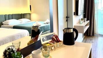 Habitación triple, balcón | Escritorio, espacio para trabajar con laptop y wifi gratis