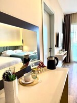 Habitación triple, balcón | Escritorio, espacio para trabajar con un portátil, wifi gratis
