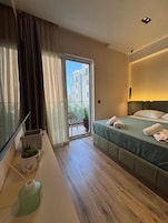 Habitación superior con 1 cama doble o 2 individuales, balcón | Escritorio, espacio para trabajar con un portátil, wifi gratis