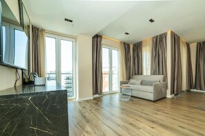 Departamento Deluxe, balcón | Área de sala de estar