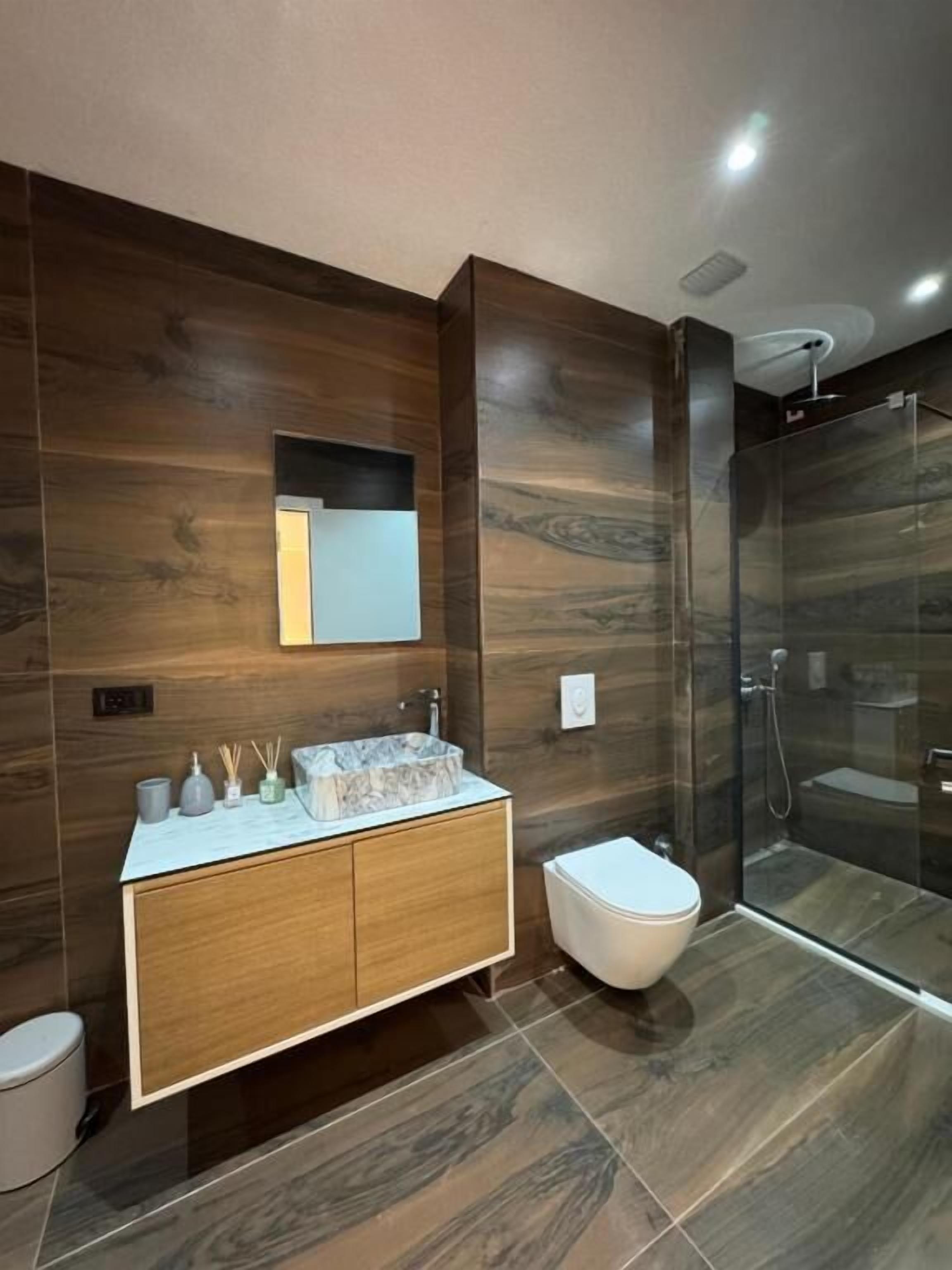 Classic Suite | Bathroom | Shower, hair dryer, towels, soap