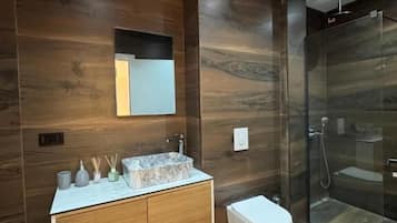 Classic Suite | Bathroom | Shower, hair dryer, towels, soap