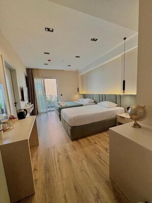 Habitación triple, balcón | Escritorio, espacio para trabajar con laptop y wifi gratis 