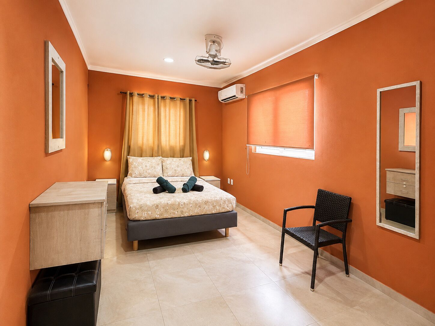 1 quarto, ferros/tábuas de passar roupa, berço de viagem