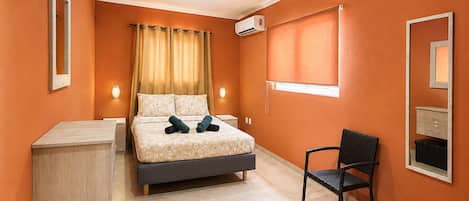 1 quarto, ferros/tábuas de passar roupa, berço de viagem