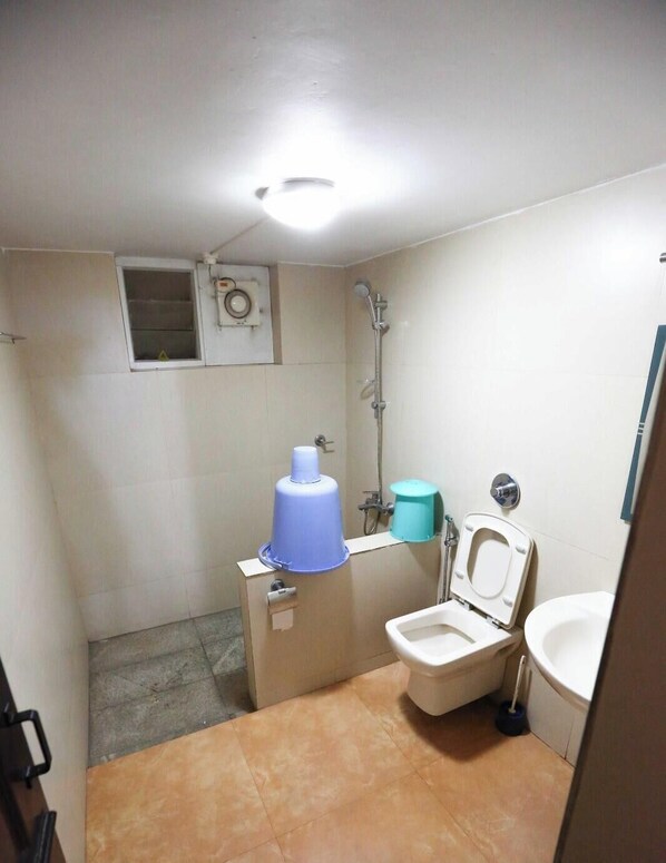 Une petite salle de bain comprenant des toilettes, un bidet et une douche.