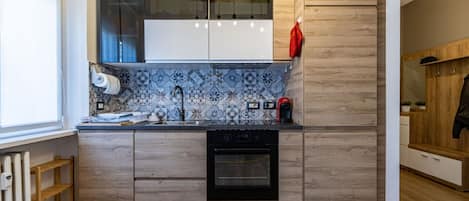 Coffee/tea maker, fridge, oven, stovetop