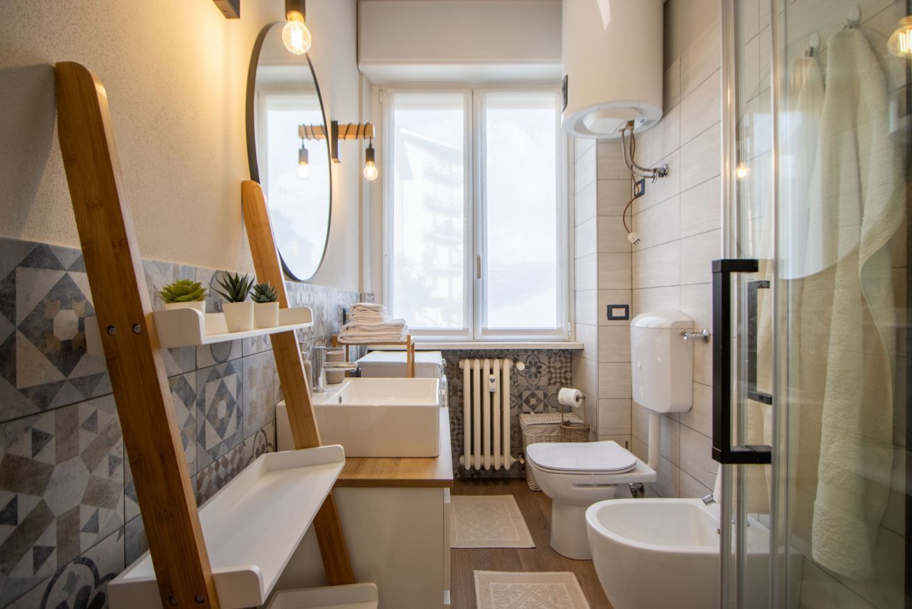 Dusche, Bidet, Handtücher, Toilettenpapier