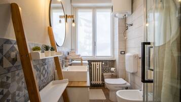 Dusche, Bidet, Handtücher, Toilettenpapier