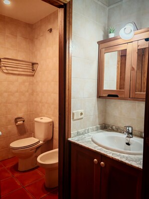 Shower, hair dryer, towels, toilet paper - Your rustic corner with balcony and view - Erta 2 (Pla de l'Ermita)