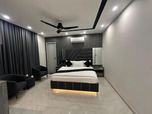 Caja de seguridad en la habitación y escritorio 