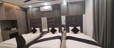 Deluxe Triple Room | In-room safe, desk, laptop workspace, free WiFi