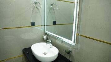 Deluxe Twin Room | Bathroom