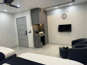 In-room safe, desk, laptop workspace, free WiFi - Gold Pine Hotel Mall Road (Lahore)