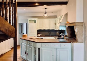 Microwave, oven, stovetop, dishwasher - Large duplex apartment in the heart of downtown Dijon. (Dijon)