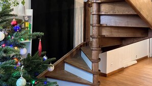 Una scala in legno con corrimano che conduce a un pianerottolo.
