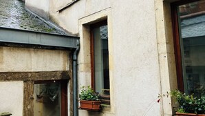 Un edificio con una finestra, un balcone e una porta.