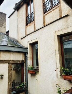 Exterior - Large duplex apartment in the heart of downtown Dijon. (Dijon)