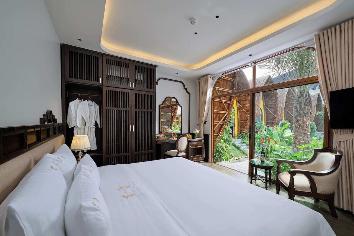 Premium bedding, minibar, desk, laptop workspace