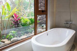 Deluxe bungalow, uitzicht op zwembad | Badkamer