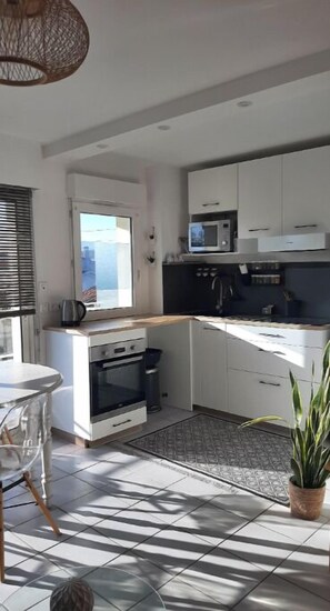 Fridge, microwave, oven, stovetop - Charming cocoon for two with bedroom and private bathroom 800m from the beach (Royan)