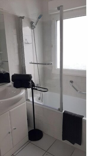 Hair dryer, towels - Charming cocoon for two with bedroom and private bathroom 800m from the beach (Royan)