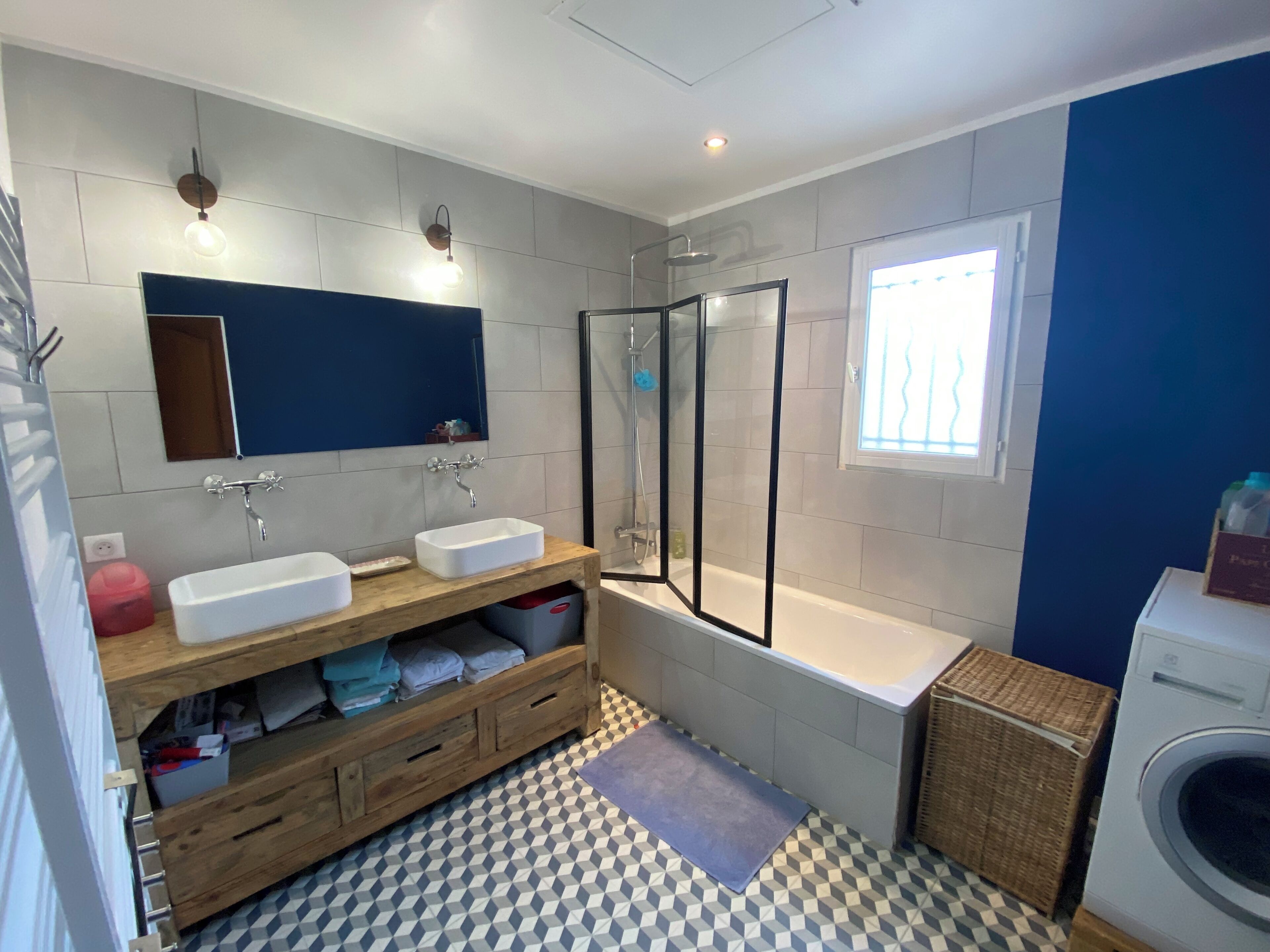 Een douche, handdoeken