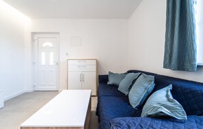 A small, modern room with a bed, a white table, and a wardrobe. - Apartment No 2 - Apartment with FREE PARKING, fast WiFi, fully equipped kitchen (Zadar)