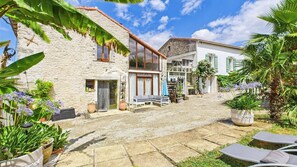 Property grounds - Le Gîte Dorothée located in Dampierre sur Boutonne. Pets allowed. (Dampierre sur Boutonne)