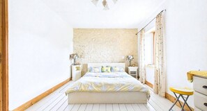 Room - Le Gîte Dorothée located in Dampierre sur Boutonne. Pets allowed. (Dampierre sur Boutonne)