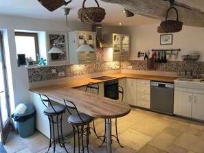 Private kitchen - Le Gîte Dorothée located in Dampierre sur Boutonne. Pets allowed. (Dampierre sur Boutonne)