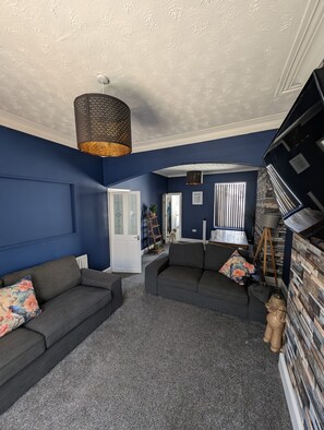 Living area - Stylish Modern 2 Bedroom House close to City, Siemens, BP (Kingston upon Hull)