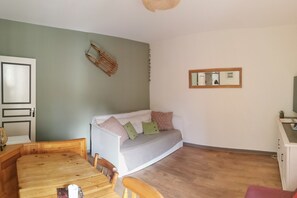 Living area - Vrbo Property (La Bourboule)