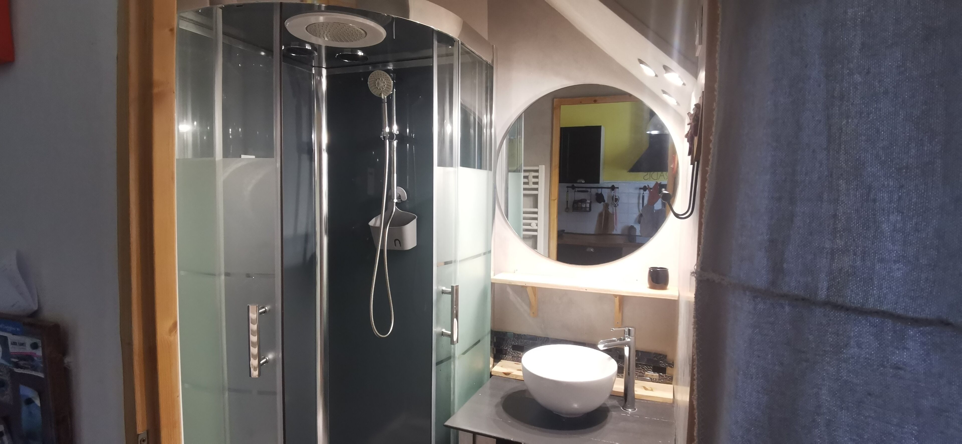 Shower, hair dryer, toilet paper