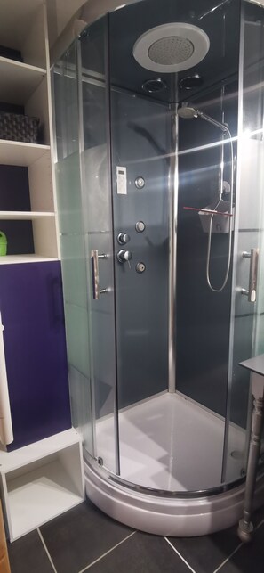 Shower, hair dryer, toilet paper - Apartment right in the center of La Bourboule: 1 min from the spa & 2 min from the park (La Bourboule)