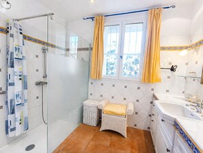 Secador de cabelo, toalhas de banho, sabonete, papel higiênico