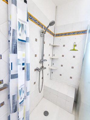 Hair dryer, towels, soap, toilet paper - Mas provençal - Large garden & lavender view - 7 people (Malijai)