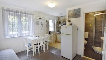 Appartamento, 1 camera da letto, patio, vista giardino | Sala da pranzo