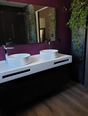 A bathroom with two sinks, a large mirror, and a dark wall with green vines. - "Cocon du Sud" Spacious apartment not overlooked, private garden, 5mn from the beach (Sanary-sur-Mer)
