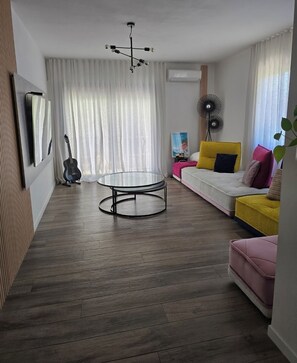 Living area - "Cocon du Sud" Spacious apartment not overlooked, private garden, 5mn from the beach (Sanary-sur-Mer)