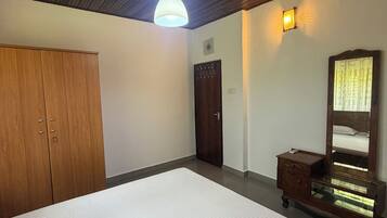 2 bedrooms, iron/ironing board, Internet, bed sheets