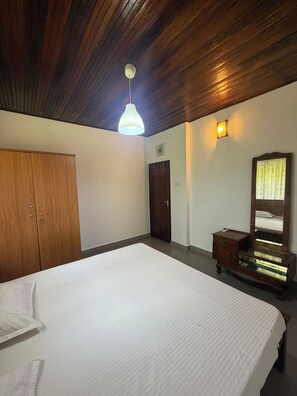 2 bedrooms, iron/ironing board, Internet, bed sheets