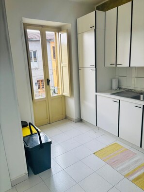 Frigorífico, horno, placa de cocina y cafetera o tetera
