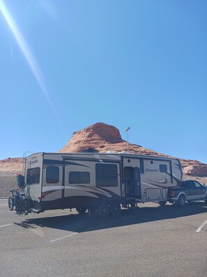 Parking - 36 Ft Fifthwheel RV Camper for rent. 3 slide-outs. Cozy upgraded & Pet friendly. (Teulon)